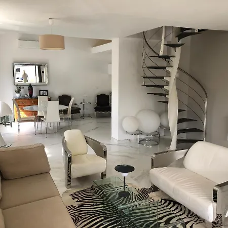 Vakantiehuis Charmante De Style Moderne