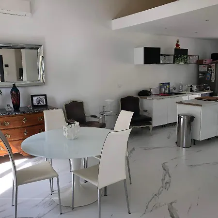 Vakantiehuis Charmante De Style Moderne